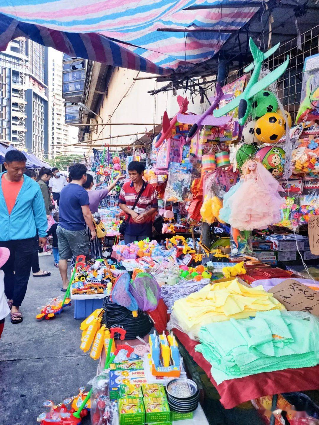 小榄百货服装批发市场，繁荣商贸的见证者