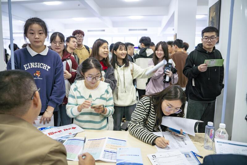 校招自考网，连接学生与就业机会的桥梁