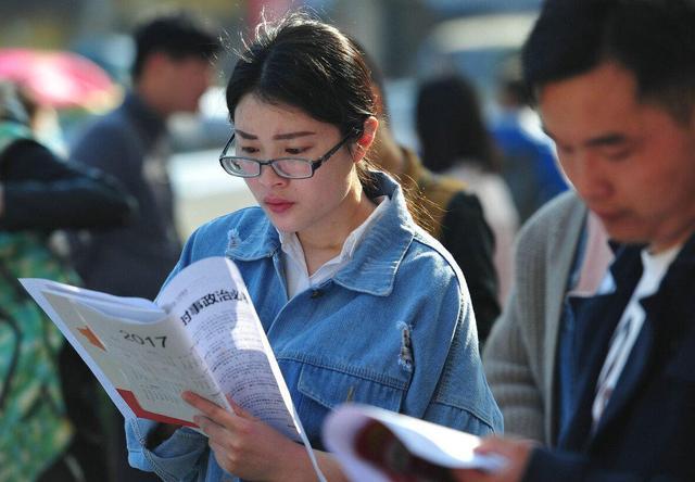 乡镇公务员报考条件放宽，机遇与挑战并存